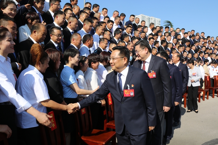 李中华高大立等市领导看望出席市第十三次党代会代表